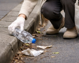 落ちているものを持ち上げようとする時